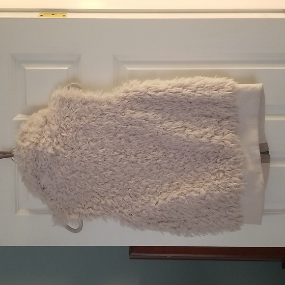 Johnston & Murphy Faux Fur Vest - Picture 2 of 7